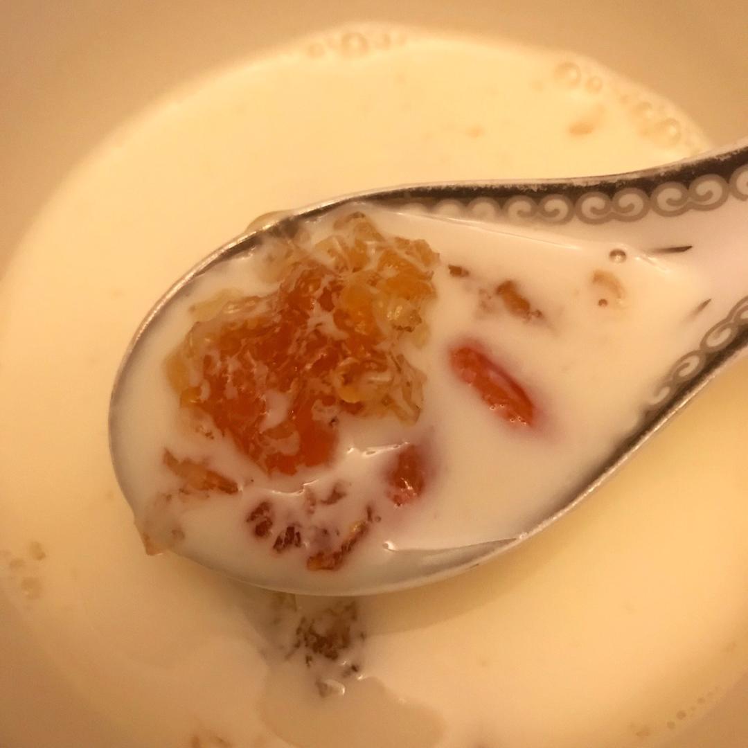 牛奶炖桃胶