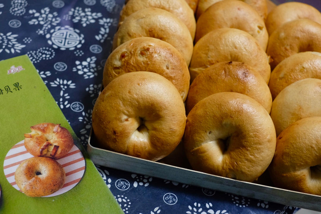 椰香奶酪夹心全麦橙皮贝果