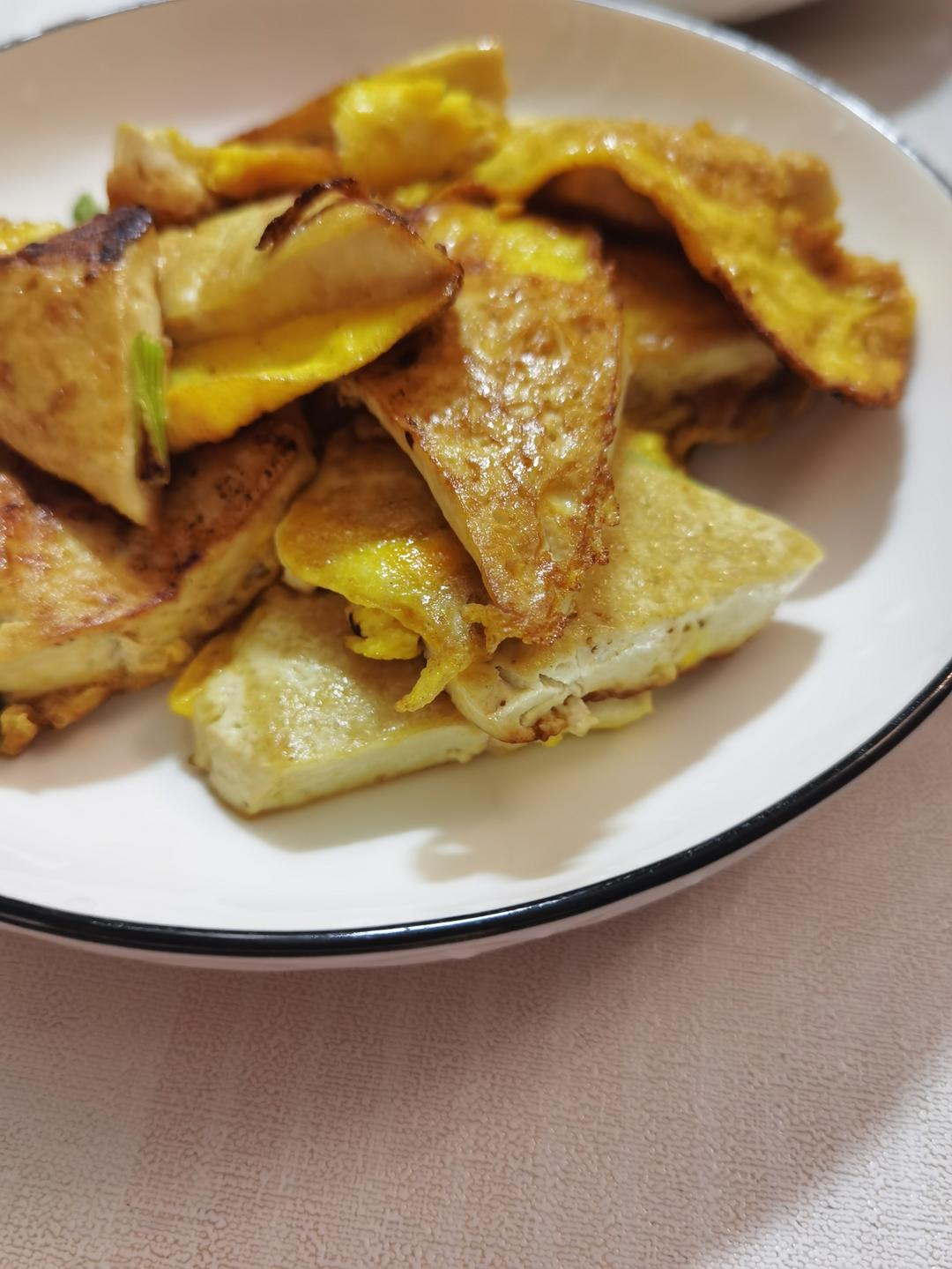 厨师长教你：“豆腐煎鸡蛋”的家常做法，营养丰富很适合老人孩子