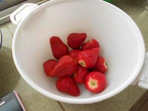 草莓冰糖葫芦儿的做法 步骤1