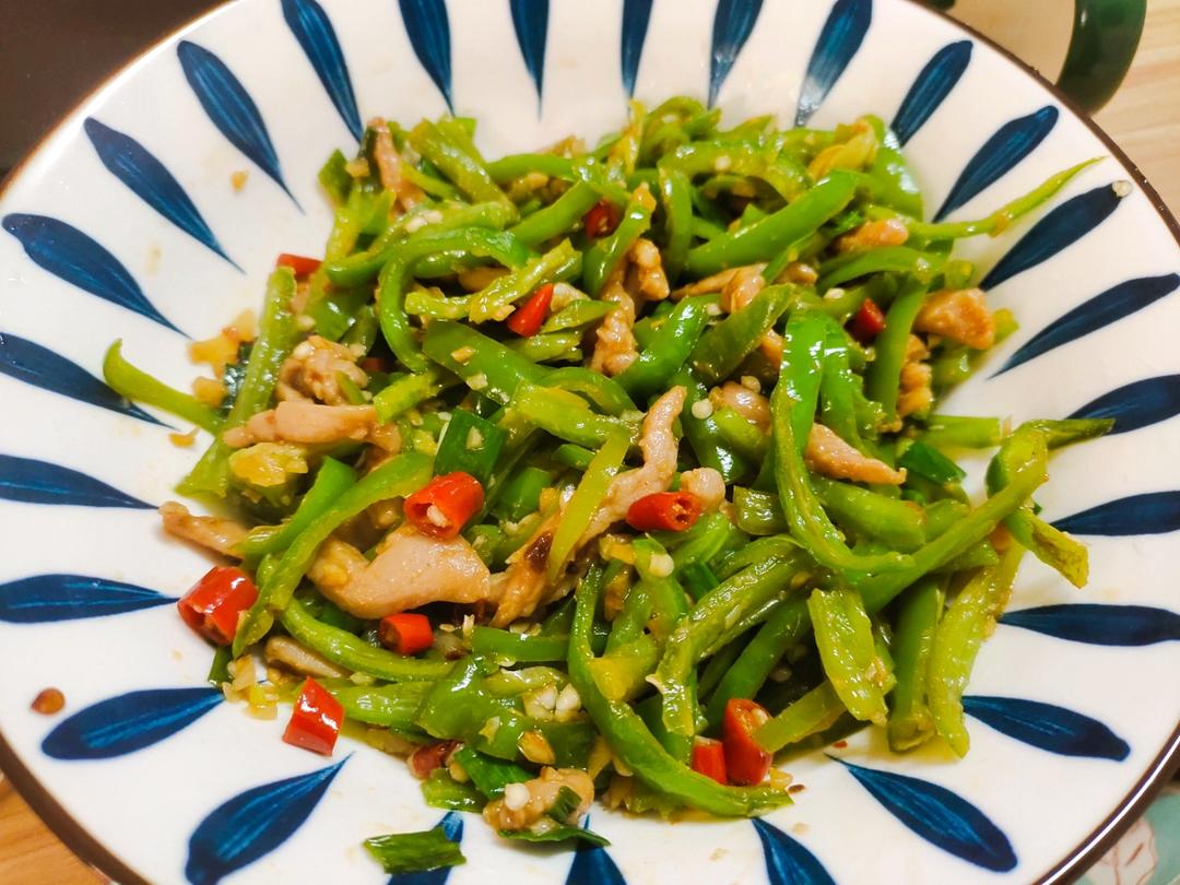 经典的家常菜，青椒炒肉丝，简单的食材也能做出如此美味