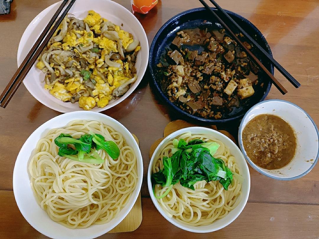 平菇青椒炒鸡蛋 好吃又营养的超快手家常菜