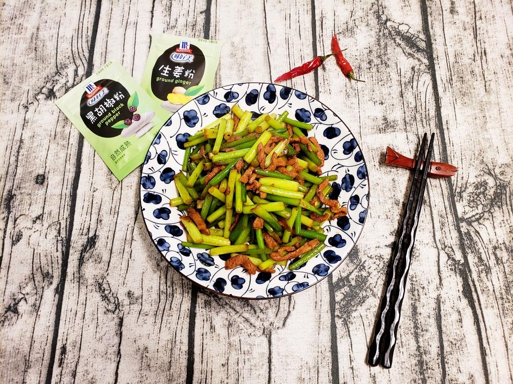 美味下饭黑胡椒蒜薹炒肉丝的做法