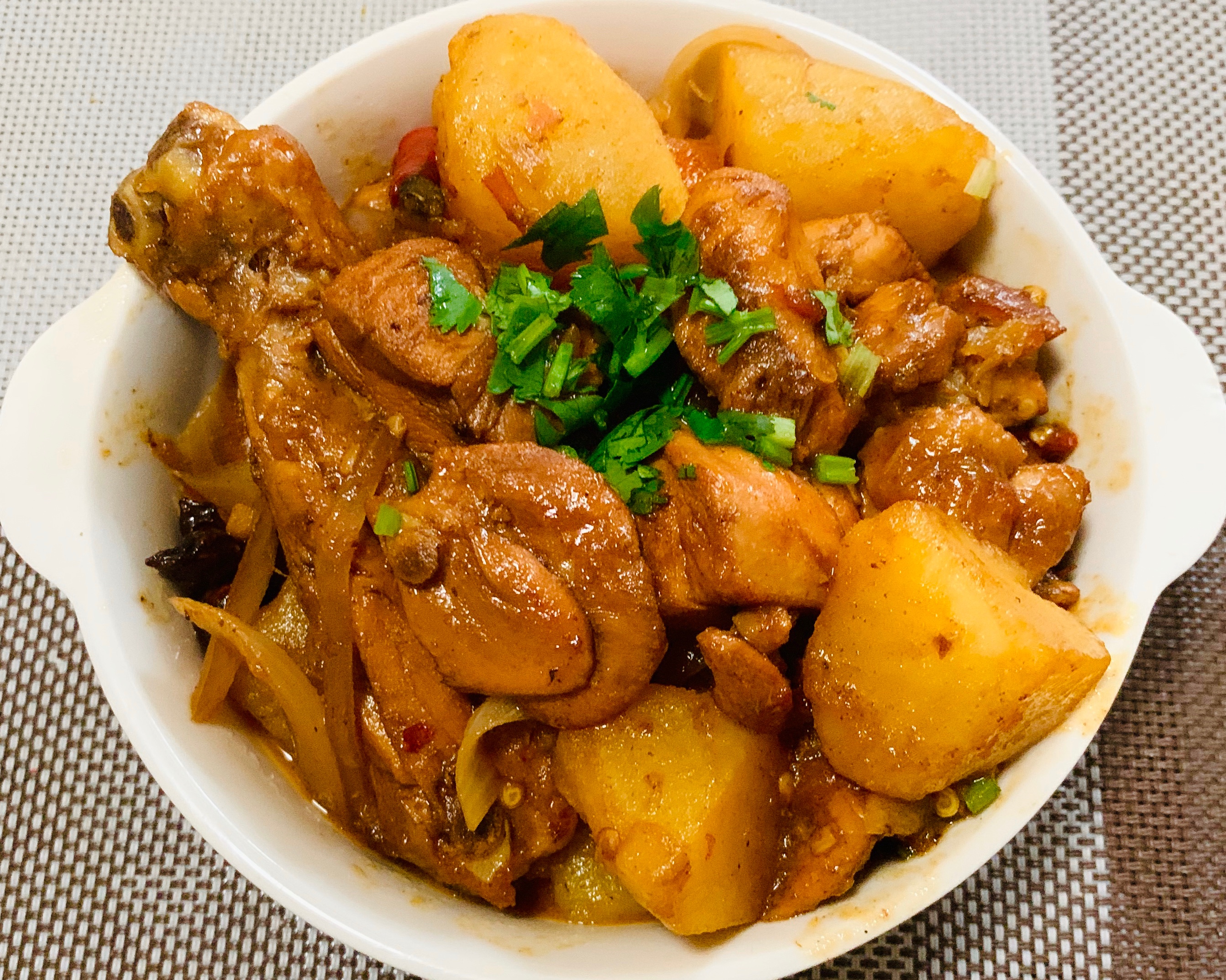 叮，土豆炖鸡块来啦，超级下饭！汤汁和米饭绝配😋的做法