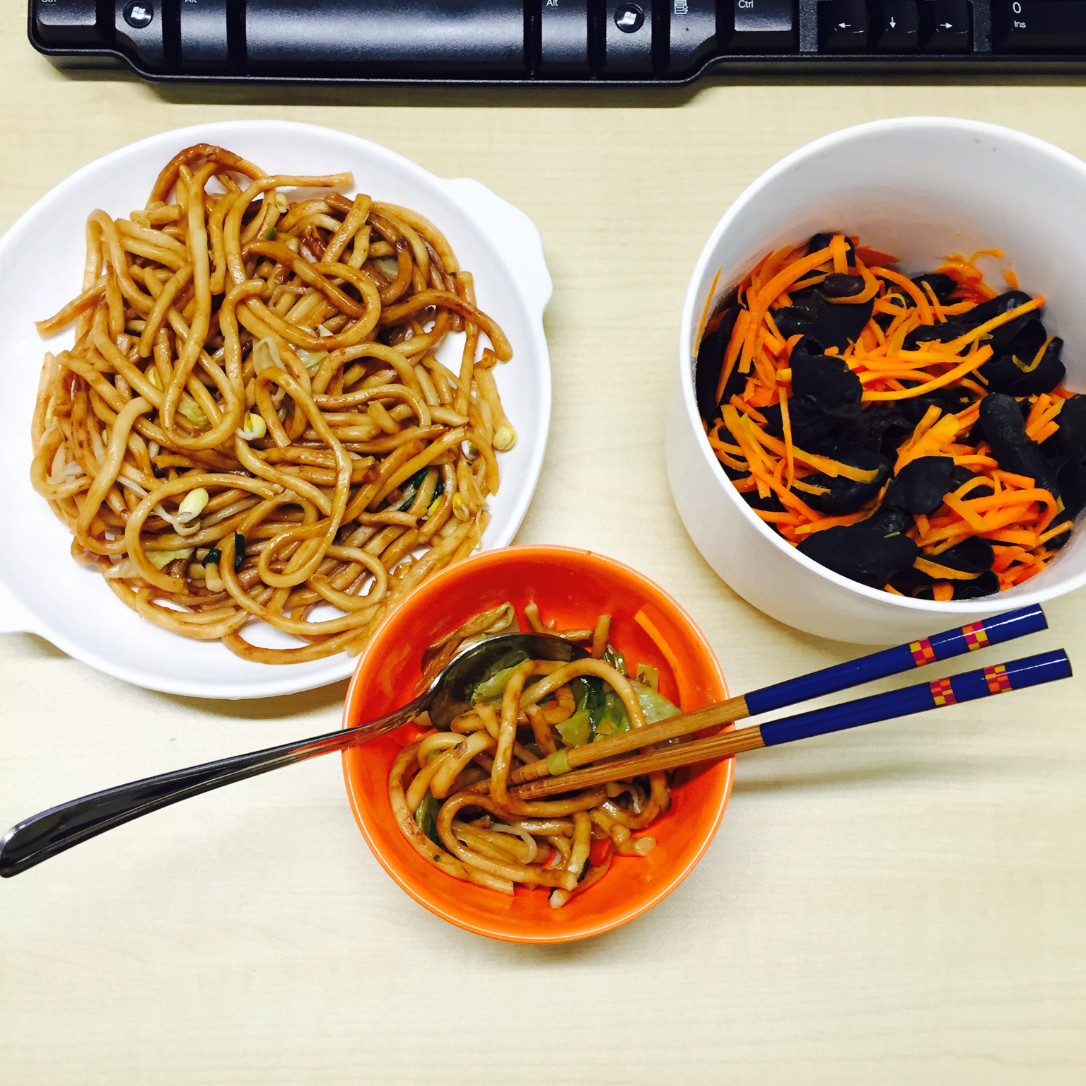 胡萝卜香菇炒木耳