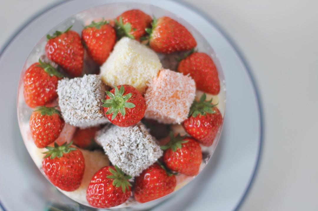 彩虹拉明顿蛋糕