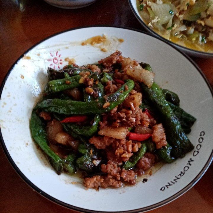 厨师长教你：“虎皮青椒”的家常做法，不放油柴火慢煎，很开胃