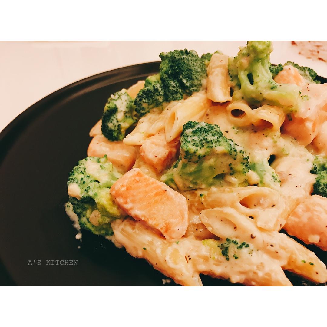 三文鱼白酱意面