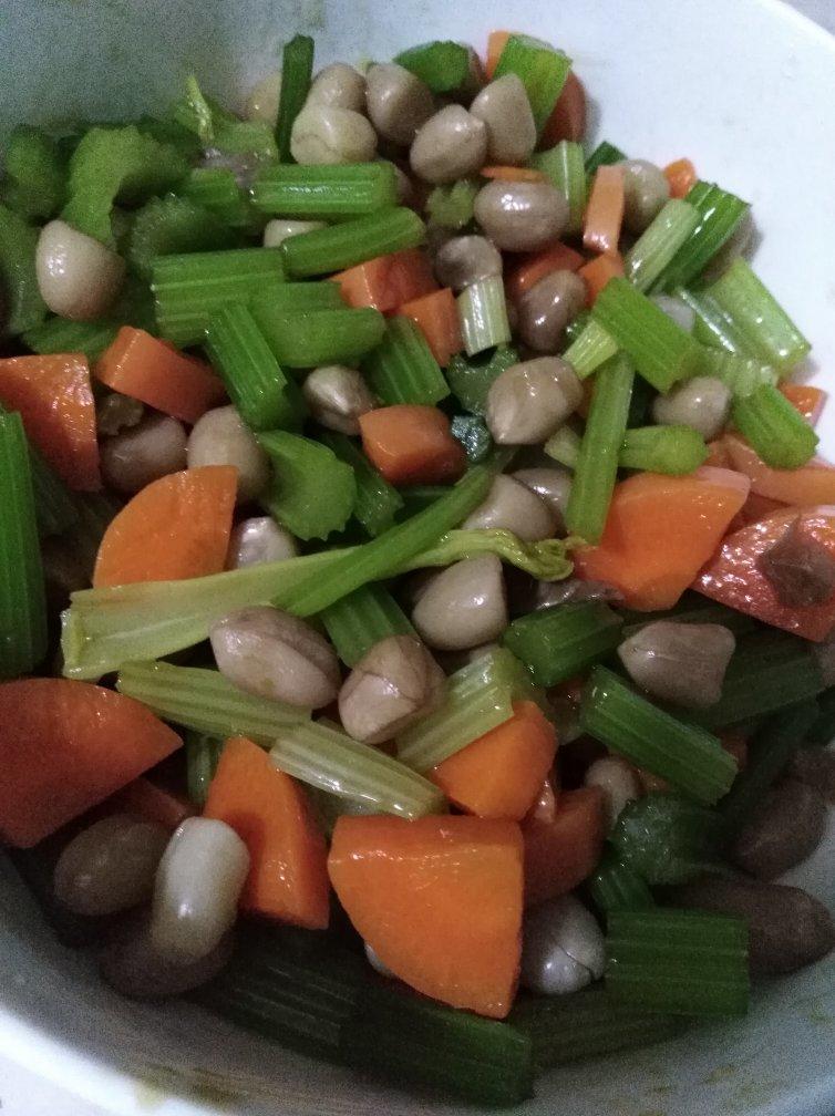 凉拌芹菜花生米胡萝卜