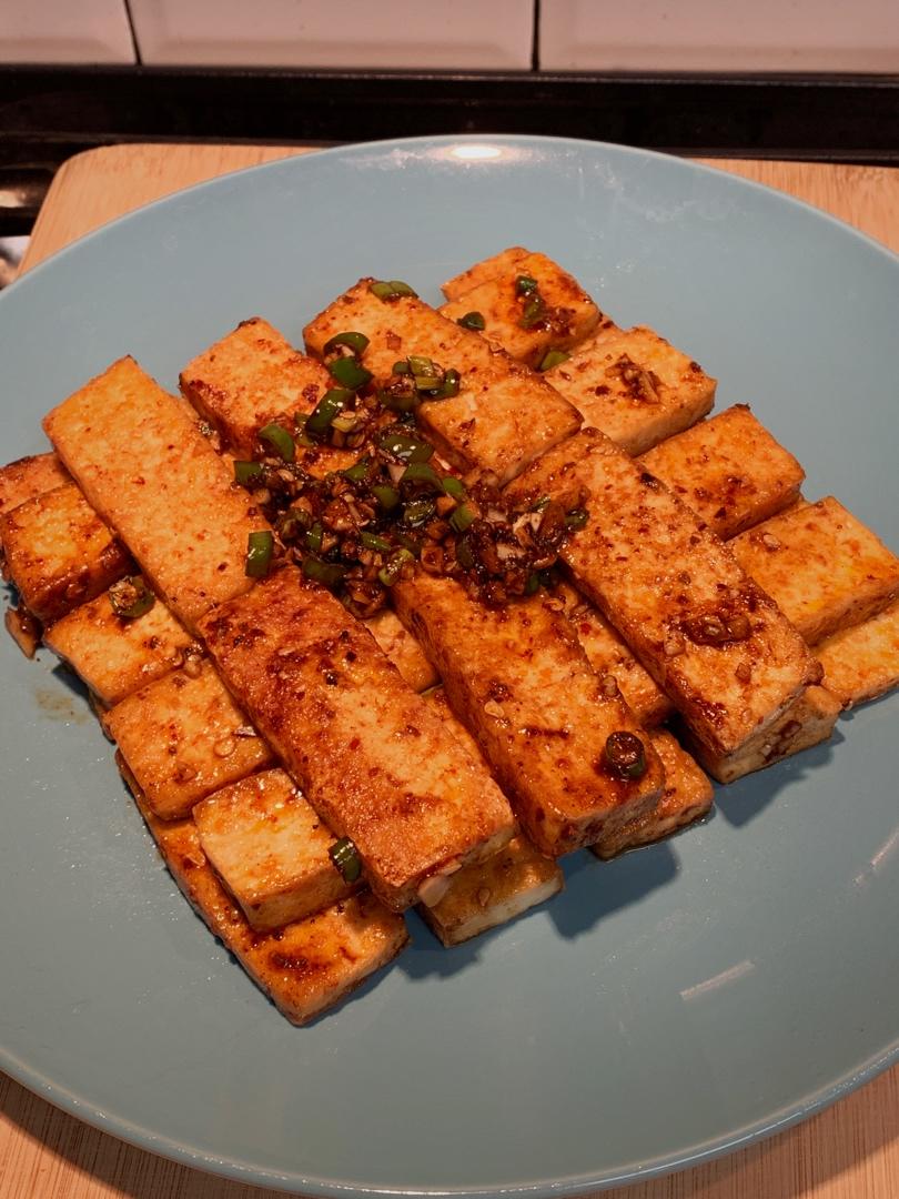 铁板烧烤风味的香辣煎豆腐