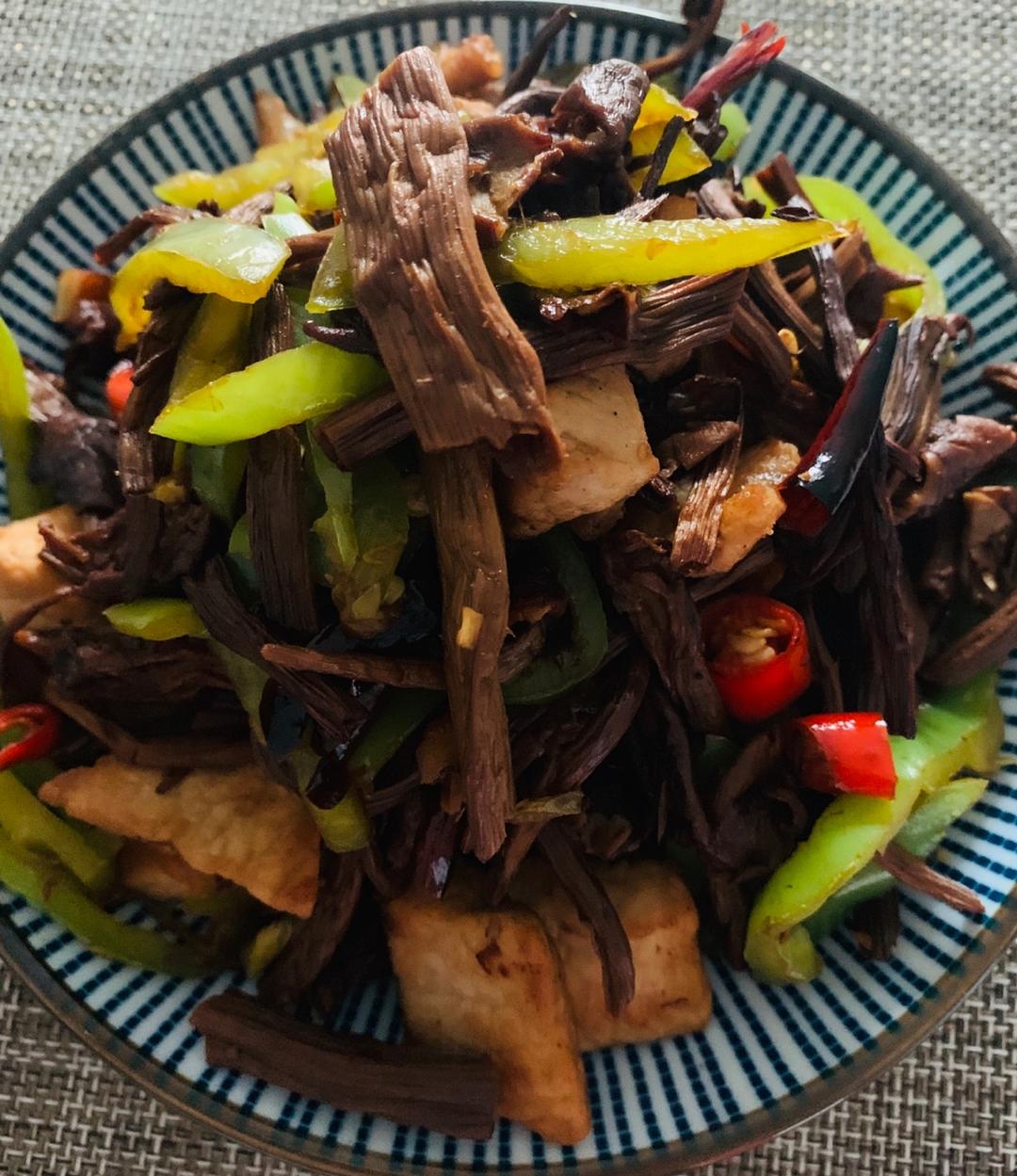 五花肉干锅茶树菇