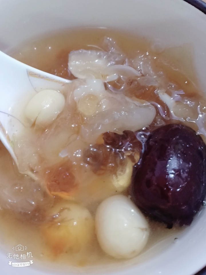 软糯的银耳莲子桃胶红枣汤的做法