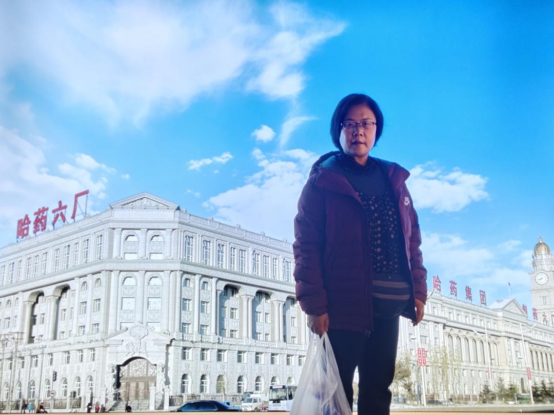 张妈妈边走边吃边看