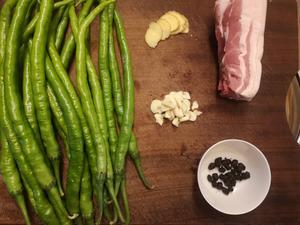 青椒回锅肉—一盘干掉三碗饭的做法 步骤1