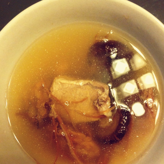 戴墨镜的兔子做的鱼翅猪骨汤