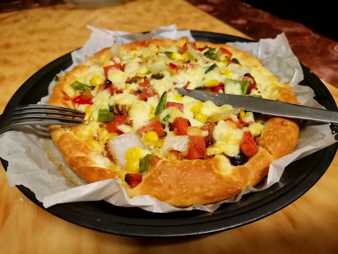 含宣软饼皮做法、自己在家也能做出馅料十足、超拉丝的美味诱人披萨