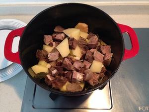 土豆焖牛肉的做法 步骤4