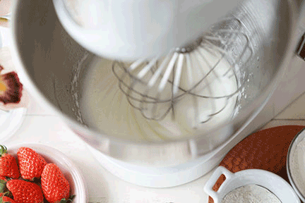 凯伍德厨师机食谱-草莓白玉卷的做法 步骤11