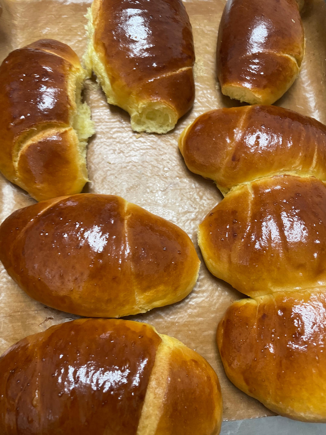 免揉膜的牛奶面包卷，没有厨师机也可以轻松做面包