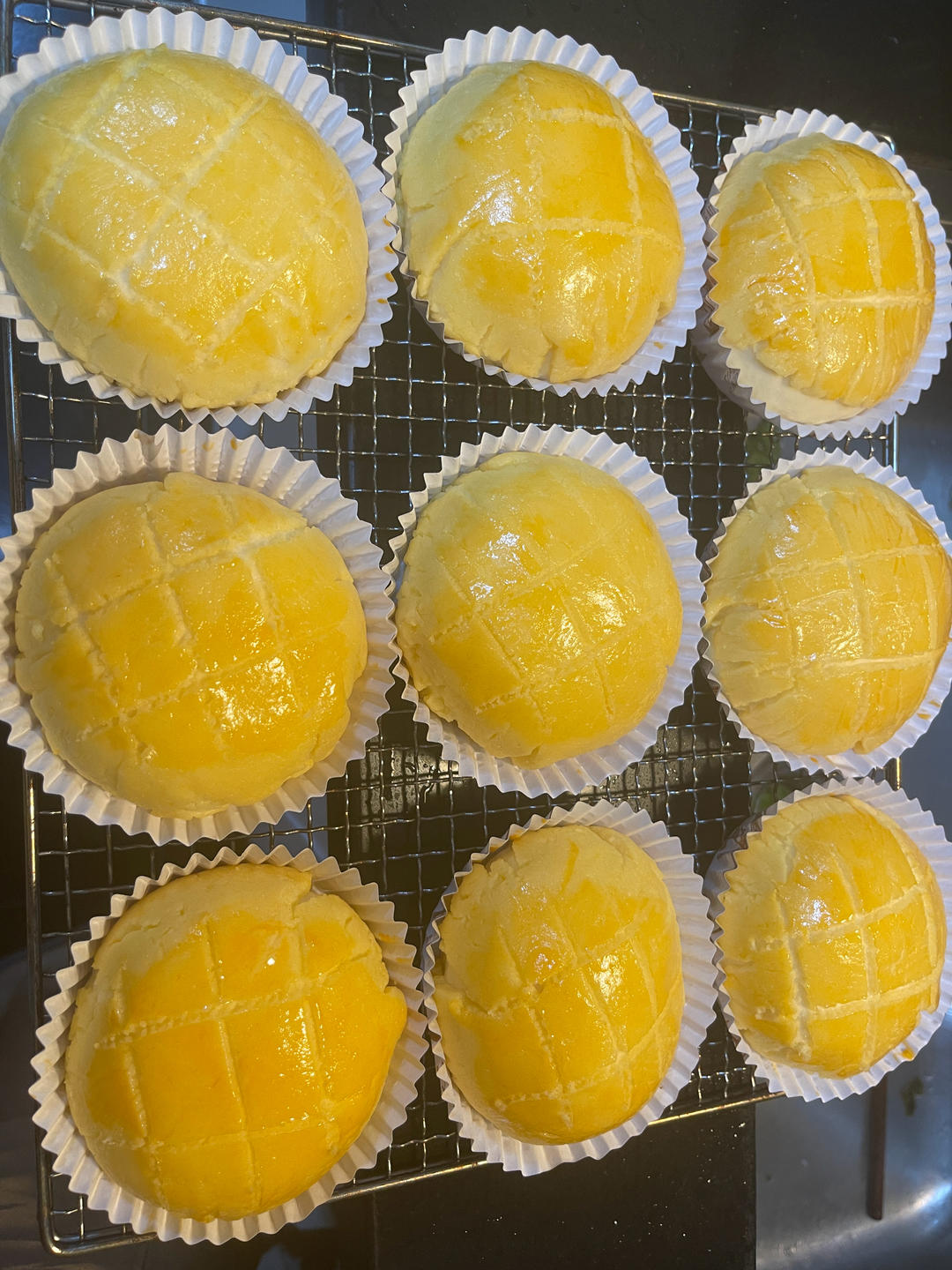 好吃到炸裂的港式菠萝包（附带制作酥皮的小视频）