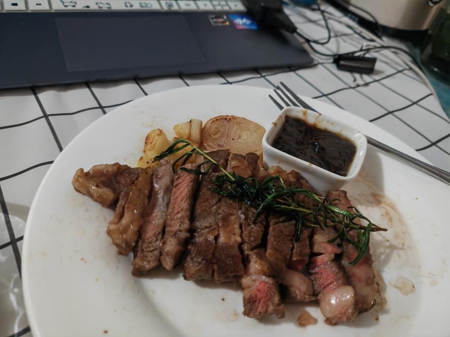 这些煎牛排的小技巧你们都会吗？