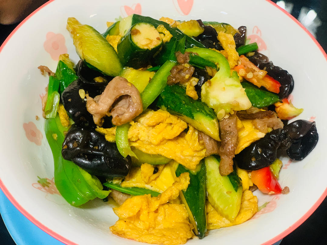 这么搭配也太香了！青椒胡萝卜木耳炒鸡蛋