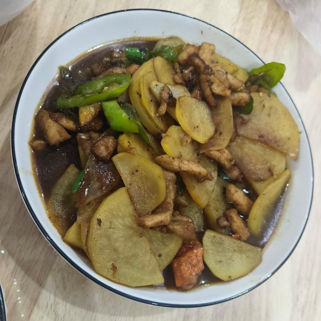 好久没吃肉了，做个土豆片炒肉，这样炒很下饭呀😄