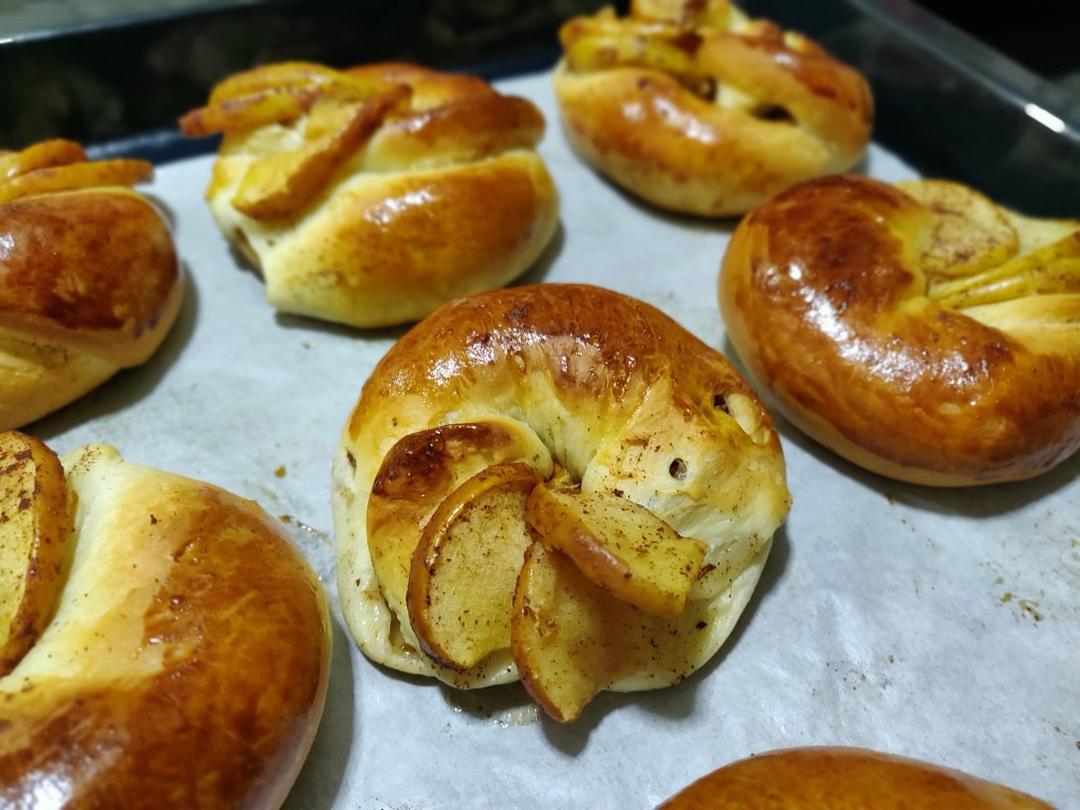 焦糖苹果肉桂面包卷