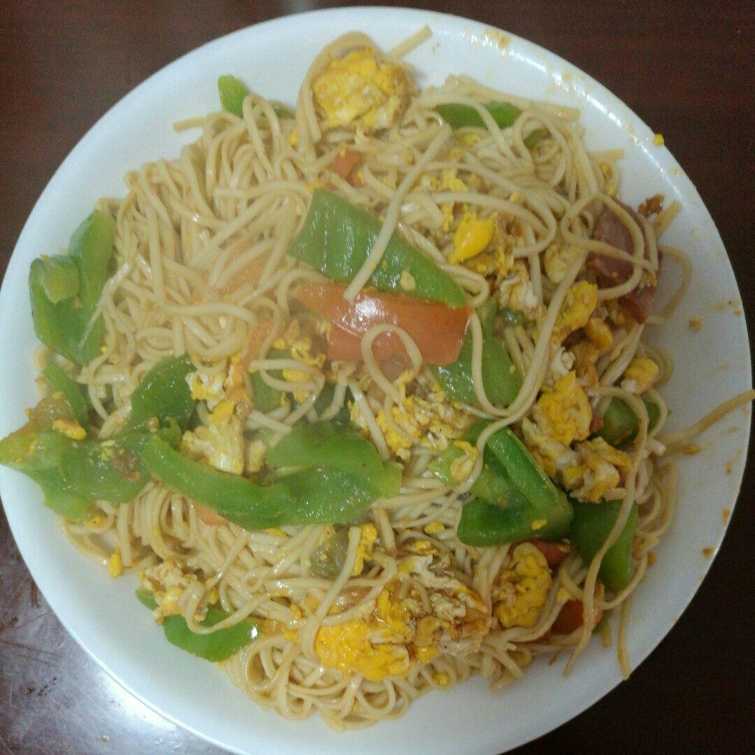 香肠鸡蛋炒面