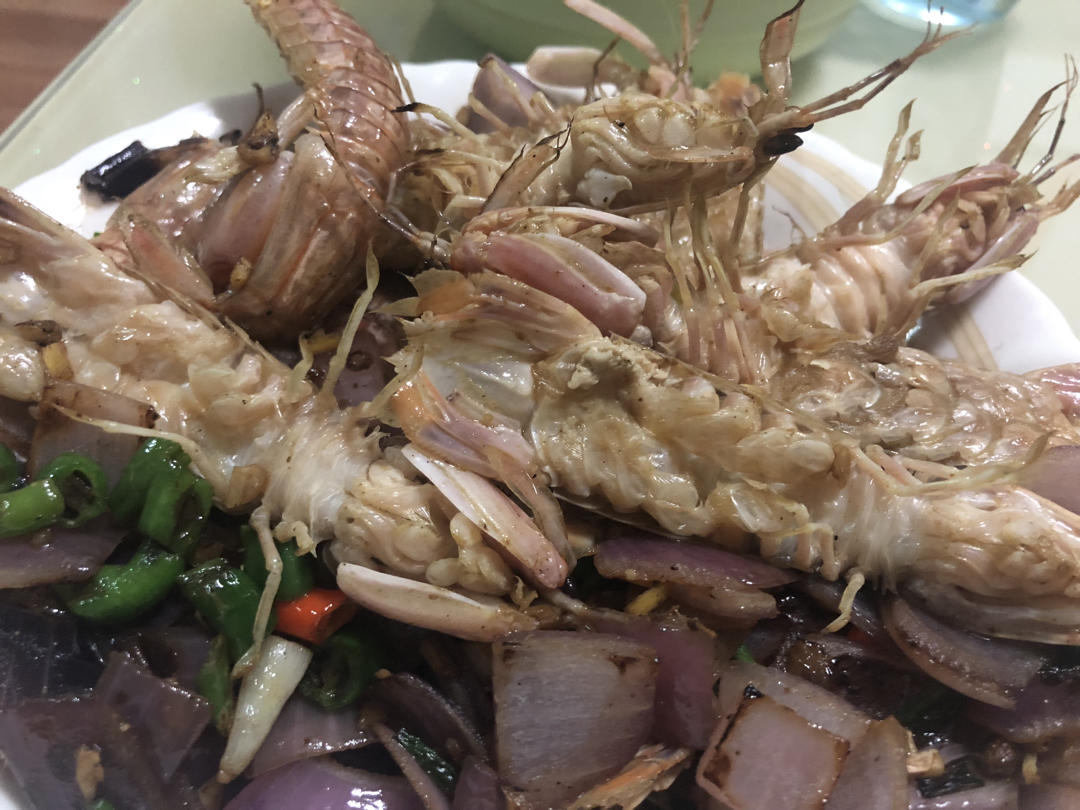 无油炸版的椒盐皮皮虾和巧拨虾壳的方法