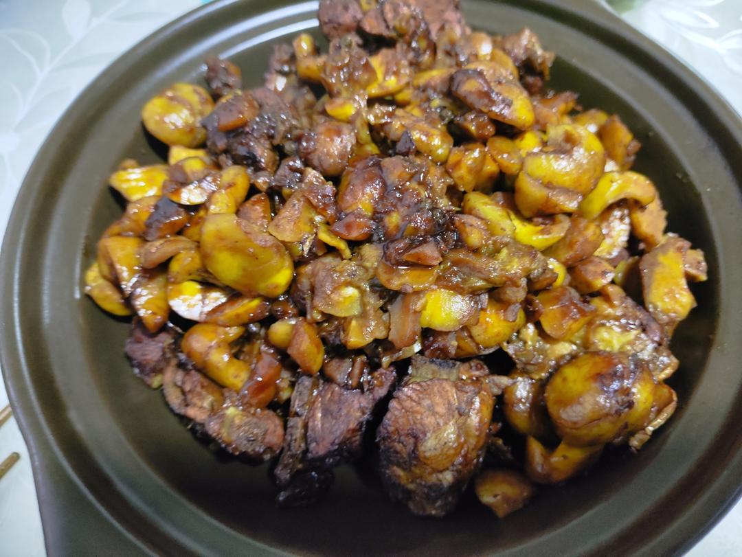 秋日里金灿灿的板栗焖排骨