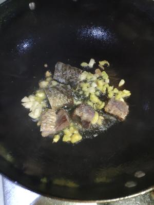 湖南烟熏腊鱼焖土豆的做法 步骤4