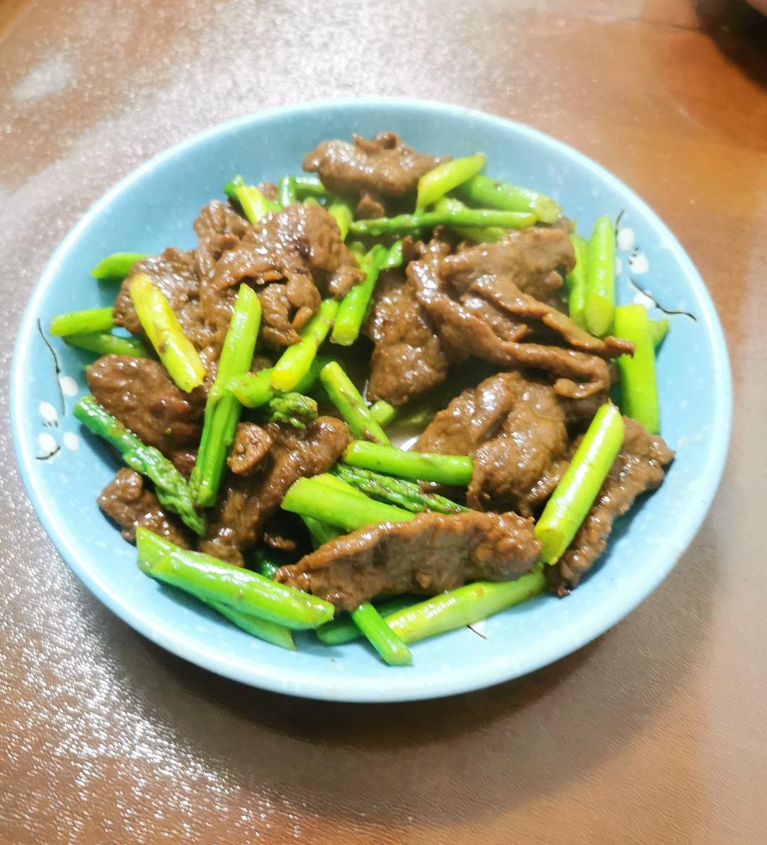 黑椒牛肉炒芦笋