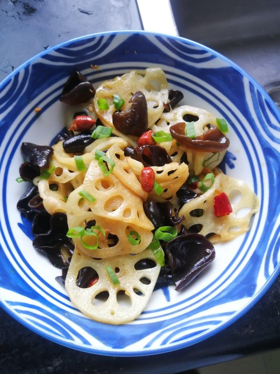 田田荷a做的健脾开胃的凉拌木耳藕片