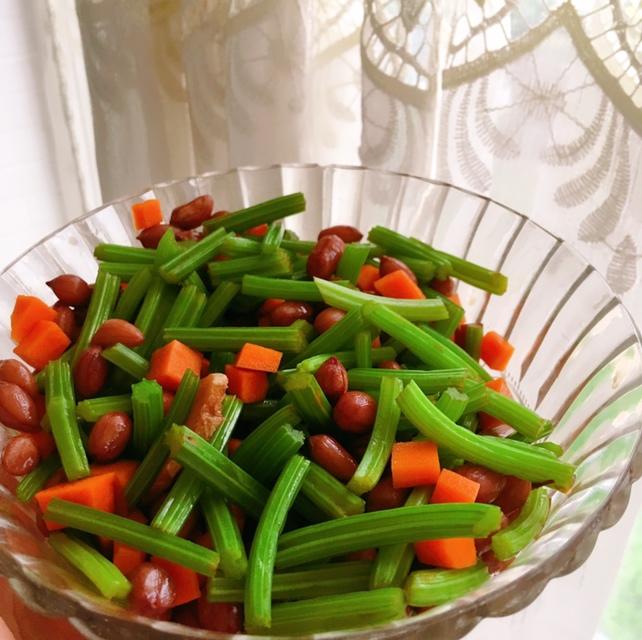 凉拌芹菜花生米胡萝卜