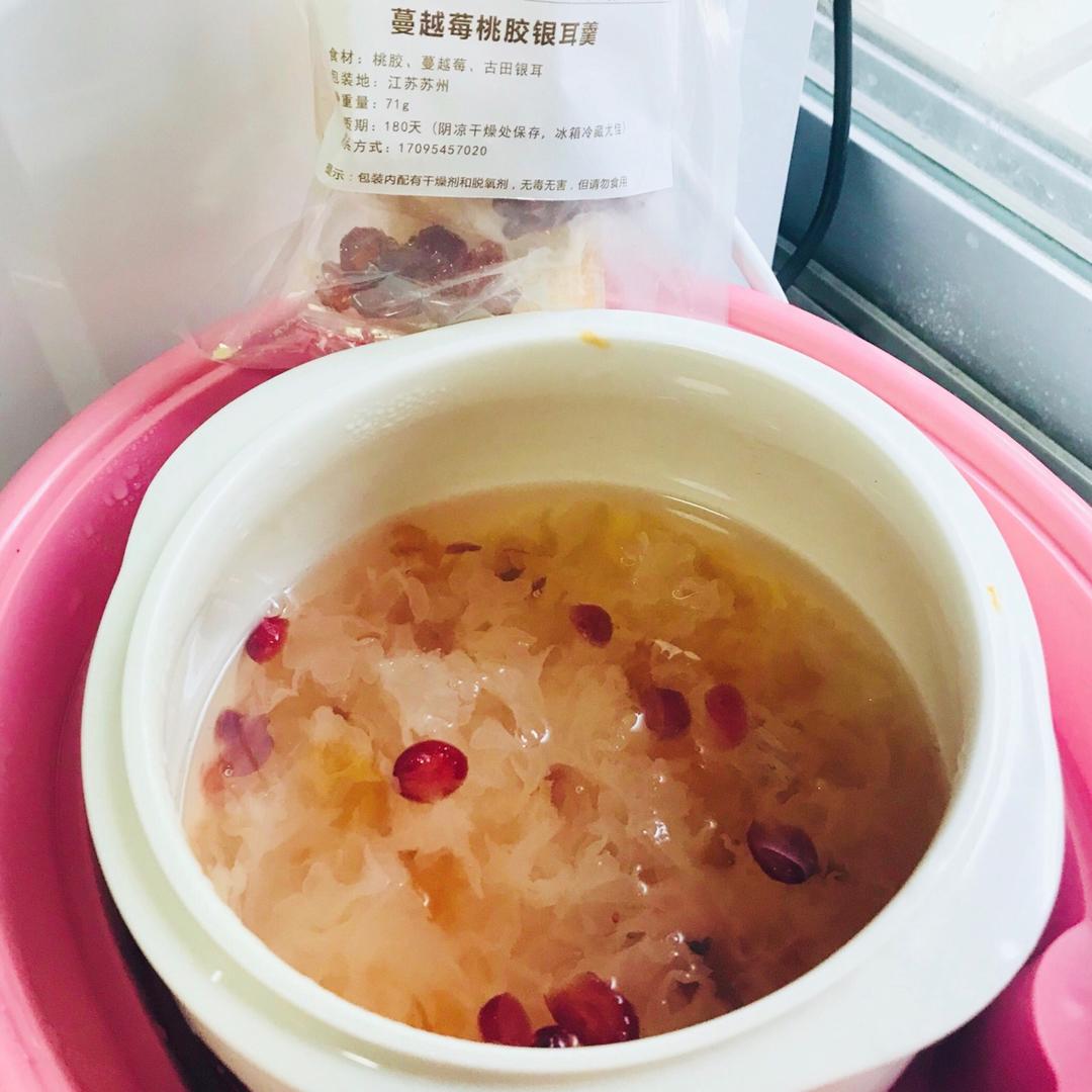 蔓越莓桃胶银耳羹