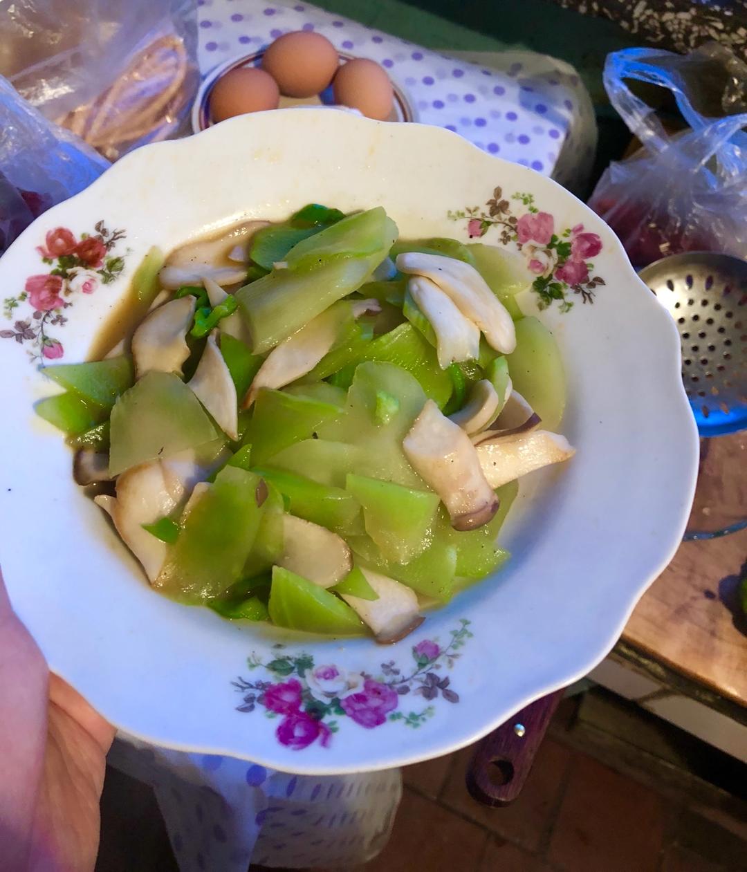 莴笋烩蘑菇