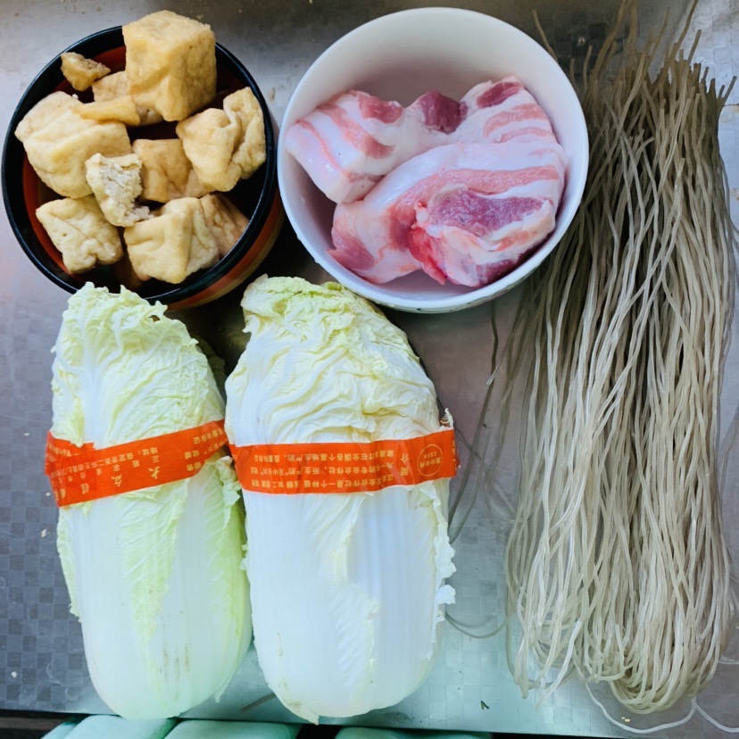 家常白菜炖粉条加豆腐泡的做法 步骤1