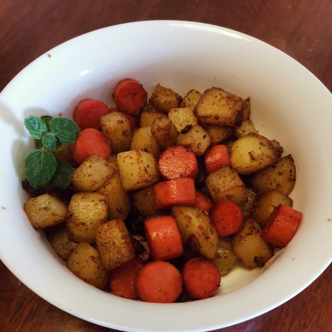 超简单的土豆🥔丁炒火腿肠（烧烤味)