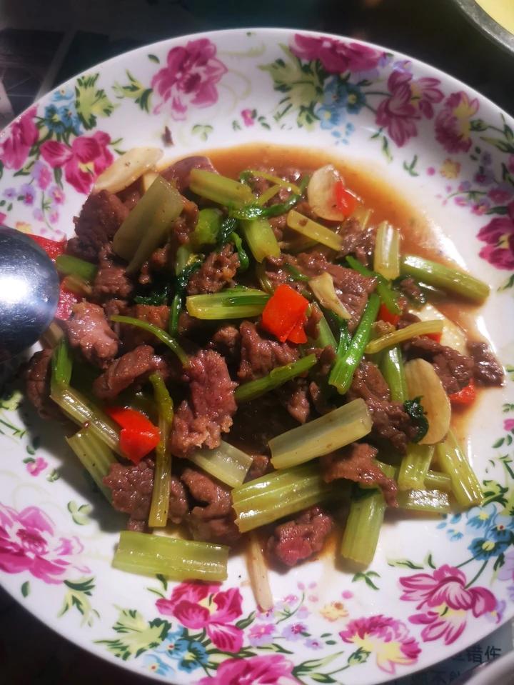 很嫩的小炒芹菜黄牛肉