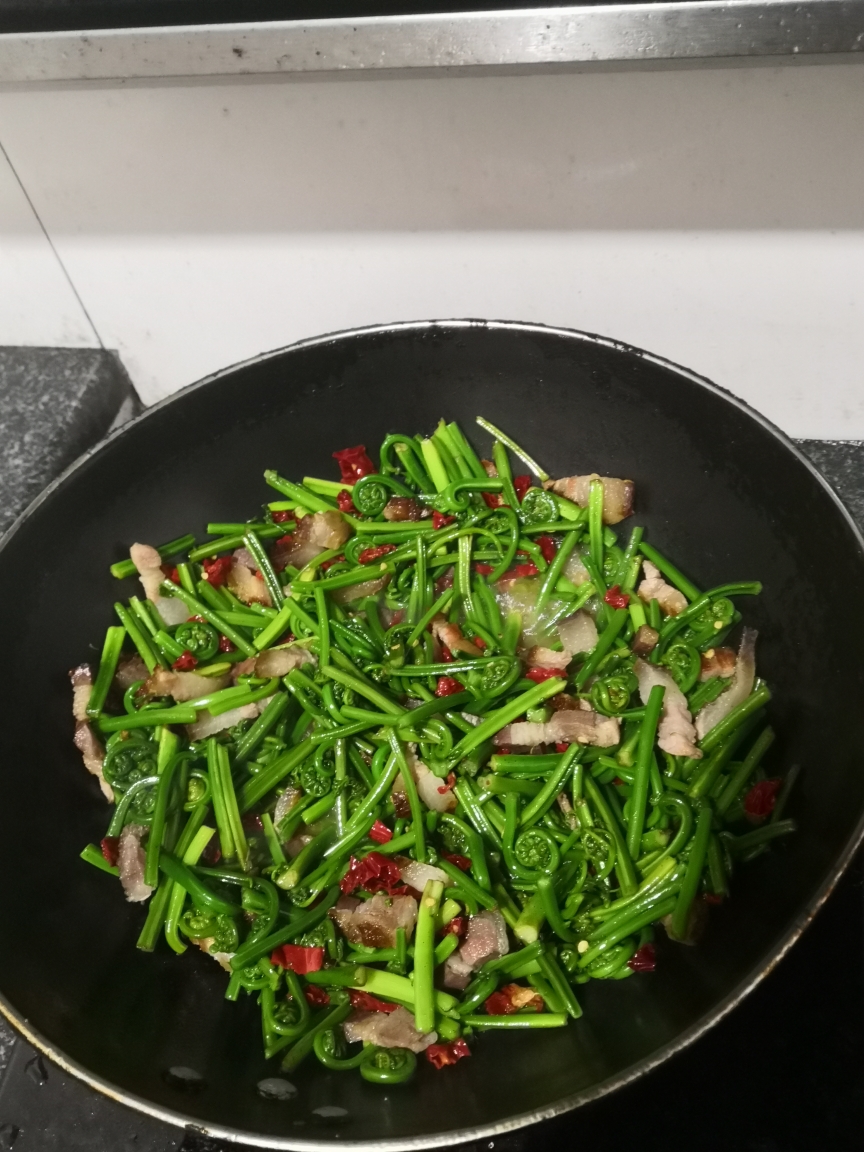江南特色菜：蕨菜炒腊肉的做法