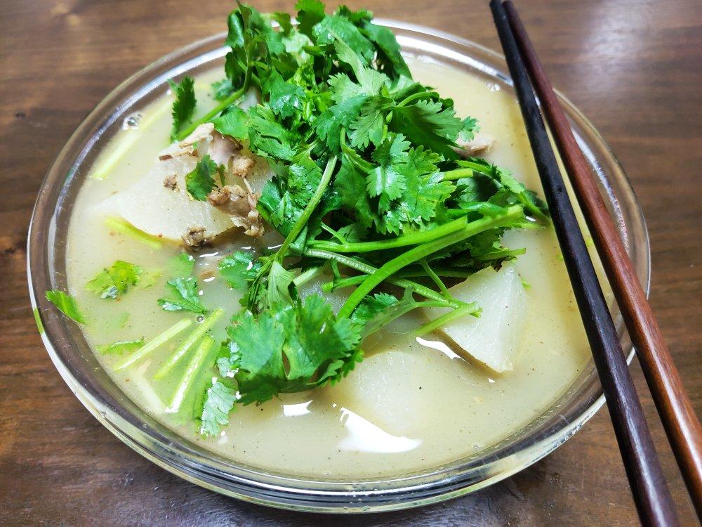 奶白的白萝卜鸭架汤