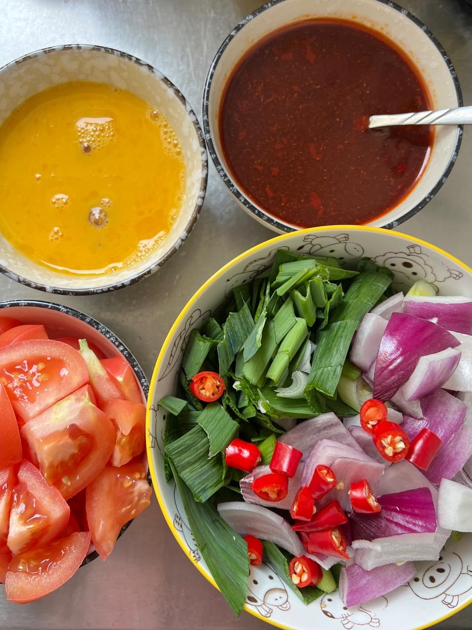 番茄沙沙🍅鸡蛋盖浇面🍜的做法 步骤1