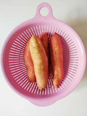 黑乐砂锅烤红薯的做法 步骤1
