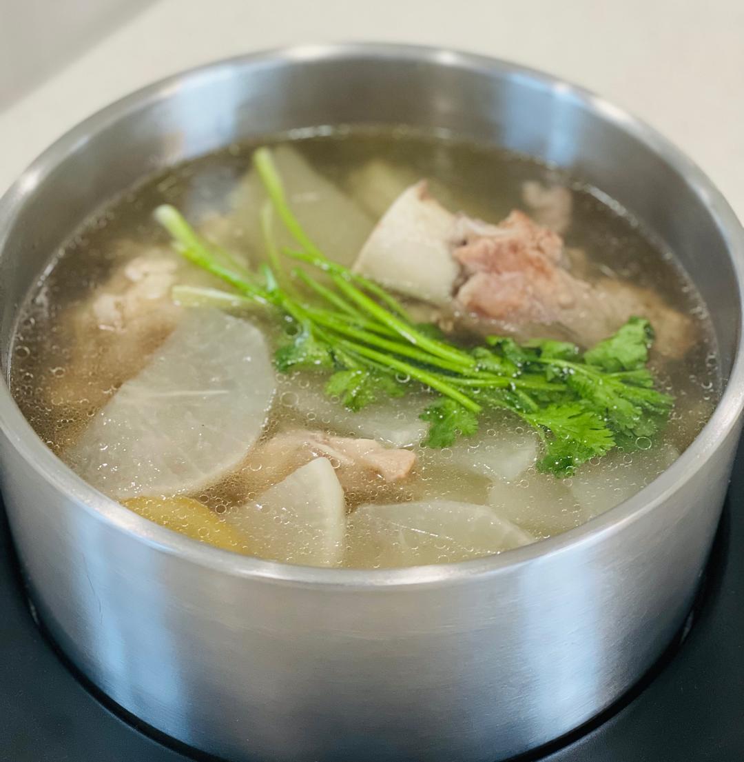 小美～大骨萝卜汤