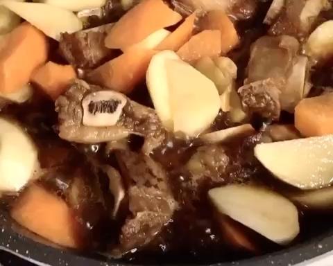 牛肋排炖土豆胡萝卜的做法