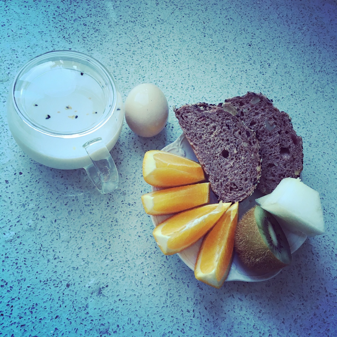 不急不躁吃早餐