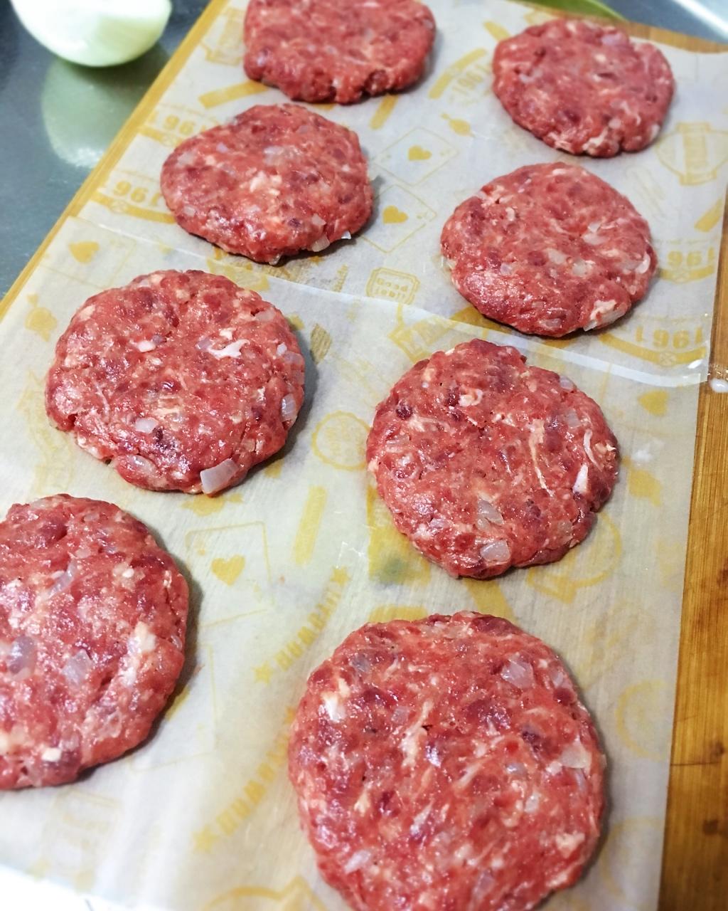 肉多汁的快手汉堡牛肉饼