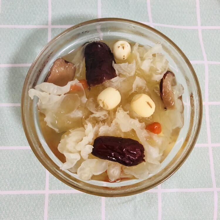 红枣银耳莲子羹