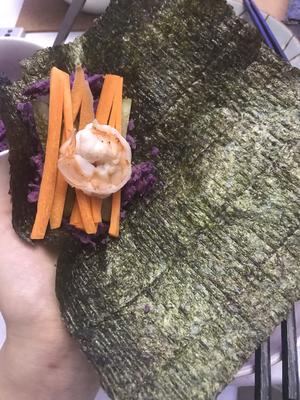 紫薯虾仁酸黄瓜寿司手卷的做法 步骤6